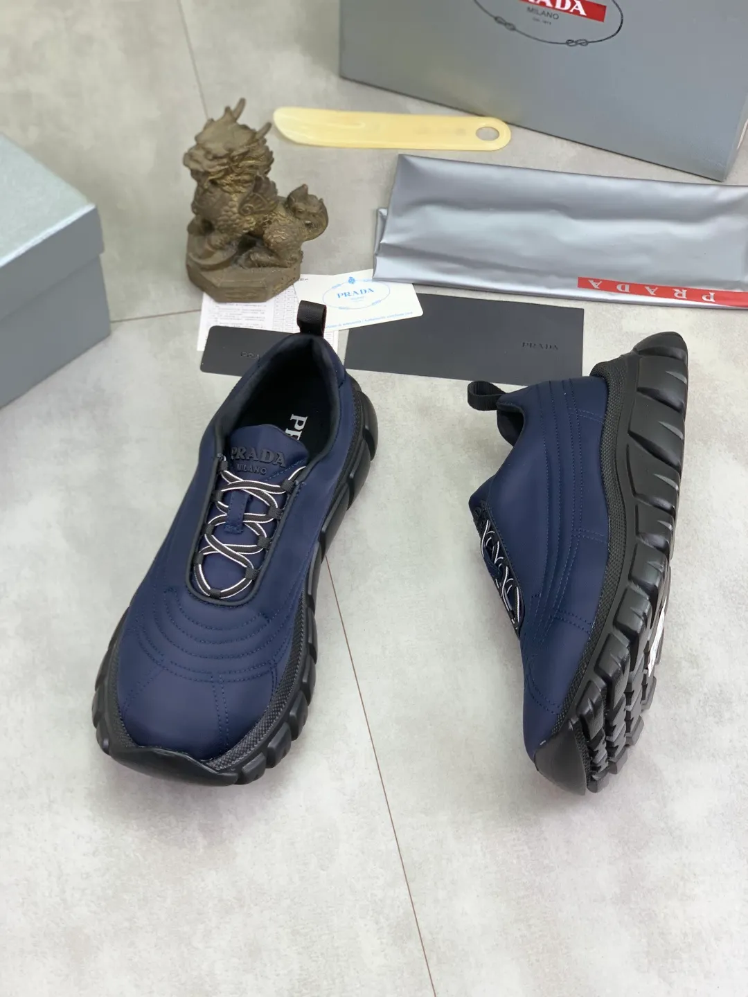 Men's shoes 💰P560💰[New style] popular models are on the official website, 🆘 Trendy brand (Prada) mainly promotes popular models, avant-garde and versatile fashion men's shoes private version mold opening, cowhide surface splicing 1:1.. Fashionable and simple, original imported cowhide lining cowhide feet; the atmosphere and personality are more fashionable, eye-catching and pursuing class. It will subvert the old idea and be a must-have for fashionistas with you! Must keep it for yourself! Tall and comfortable, large and low, high-end quality workmanship. Size: 38-44 5️⃣colors available.
